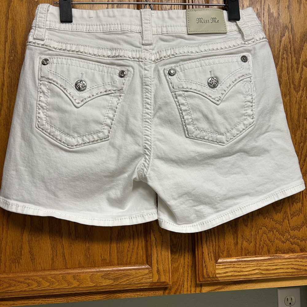 Miss Me Women's White Denim Shorts size 29 - Picture 2 of 5